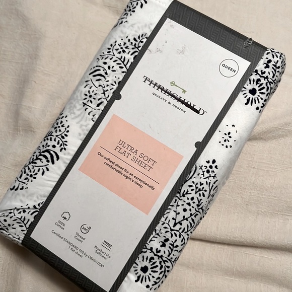 Threshold™ 300 Thread Count Ultra Soft Flat Sheet - Queen - Picture 4 of 6